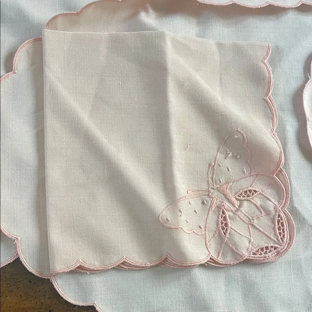 Classic Scalloped Embroidered Placemat and Napkin Set - Pink